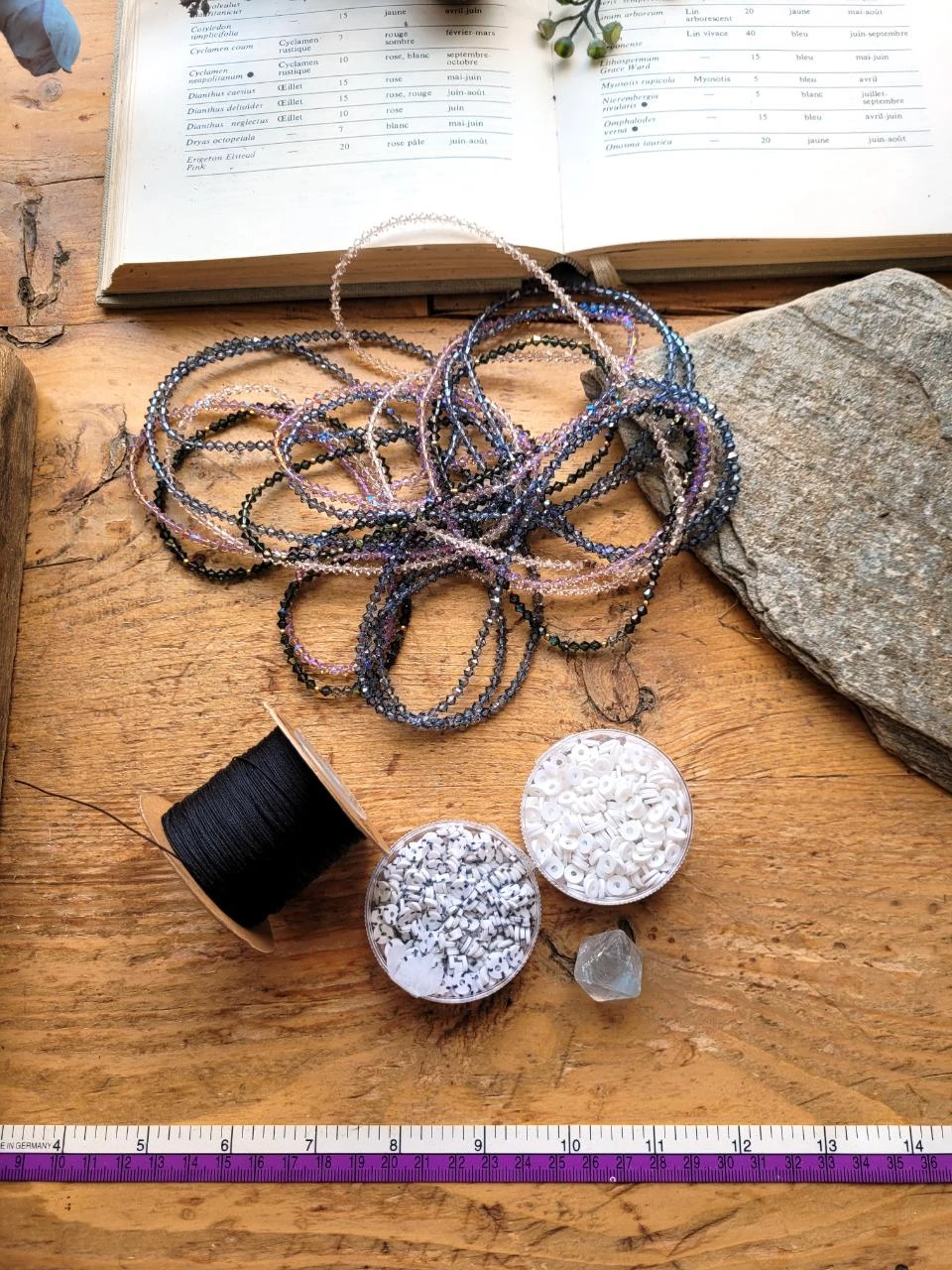 Lot de perles, cordon soie, colliers vintages